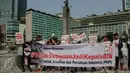 Aktivis Pemuda Untuk Keadilan dan Persatuan Indonesia (PKPI) menggelar aksi damai di Bundaran HI, Jakarta, Minggu (28/6/2015). Mereka menolak mantan Gubernur DKI Jakarta Sutiyoso menjadi Kepala Badan Intelijen Negara (BIN). (Liputan6.com/Faizal Fanani)