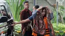 Kepala Bidang Tata Ruang Dinas PUPR Bekasi Neneng Rahmi tiba di Gedung KPK, Jakarta, Selasa(11/12). Neneng menggunakan kain penutup kepala jelang menjalani pemeriksaan penyidik KPK. (Merdeka.com/Dwi Narwoko)