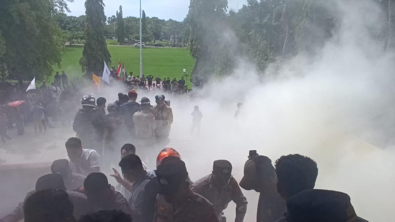 Situasi aksi mahasiswa di depan gedung DPRD NTT (Liputan6.com/Ola Keda)