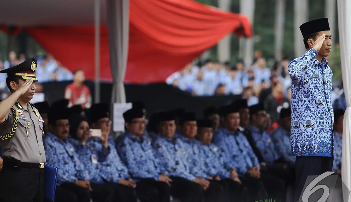 Presiden Joko Widodo memimpin upacara HUT Korps Pegawai Republik Indonesia (Korpri) ke-43 di halaman Monumen Nasional (Monas), Jakarta, Senin (1/12/2014). (Liputan6.com/Faizal Fanani)