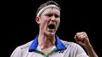 Pebulutangkis Denmark, Viktor Axelsen, melakukan selebrasi usai menaklukkan wakil Indonesia, Anthony Ginting, pada laga Thailand Open di Impact Arena, Sabtu (16/1/2021). Ginting takluk dengan skor 19-21, 21-13, dan 21-12. (AFP/BADMINTON ASSOCIATION OF THAILAND)