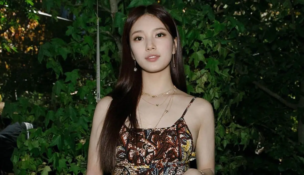 Ia juga menambahkan aksesoris lainnya seperti anting, kalung serta gelang dengan desain yang cukup minimalis. Penampilan Suzy dengan dress batik tersebut juga diunggah pada akun Instagram pribadinya. (Liputan6.com/IG/@skuukzky)
