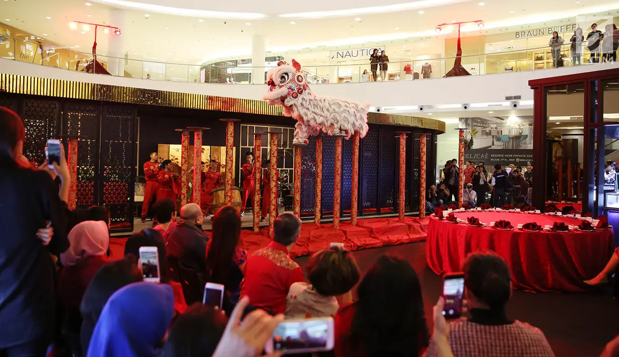 Aksi pemain barongsai saat tampil dalam rangka menyambut Tahun Baru Imlek 2569/2018 di hadapan pengunjung Senayan City, Jakarta, Kamis (8/2). (Liputan6.com/Immanuel Antonius)