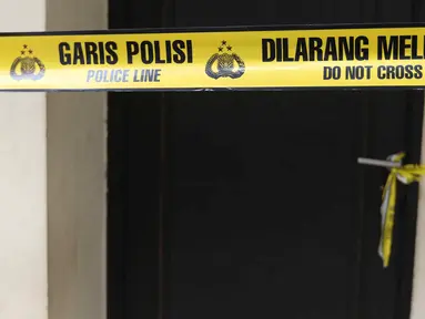 Garis polisi terpasang di depan sebuah rumah kontrakan ditemukannya empat bocah tewas mengenaskan, di kawasan Jagakarsa, Jakarta Selatan, Kamis (7/12/2023). (Liputan6.com/Herman Zakharia)