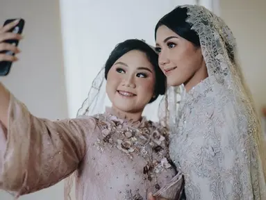 Dalam keluarga Erina Gudono, ada 3 saudara kandung. Erina, anak 3 dari 4 bersaudara dengan memiliki seorang adik. Adik Erina bernama Shania. Beberapa momen, Erina dan Shania membagikan momen kebersamaan mereka. (Liputan6.com/IG/erinagudono)