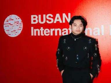 Ini dia potret gagah Yusuf Mahardika saat hadiri ajang bergengsi di dunia film BIFF. Gaya rambut "Madun" sengaja dibelah tengah. Tak sedikit netizen memuji penampilannya bak oppa Korea. Begitu pula setelan jas hitam yang dipakai pria 25 tahun ini. (Liputan6.com/IG/@mahardikayusuf)