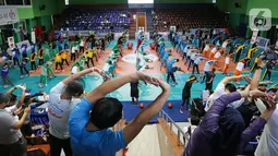 Siswa siswi Madrasah melakukan pemanasan sebelum mengikuti teknik dasar bola basket di GOR Bulungan Jakarta, Selasa (31/05/2022). Program Jr. NBA Coaches Academy diikuti oleh 450 guru dari Madrasah ditujukan bagi guru dan pelatih olahraga di Madrasah yang fokus pada keterampilan dan pelatihan basket, serta memberikan edukasi terkait kurikulum yang dapat diimplementasikan di sekolah. (Liputan6.com/Fery Pradolo)