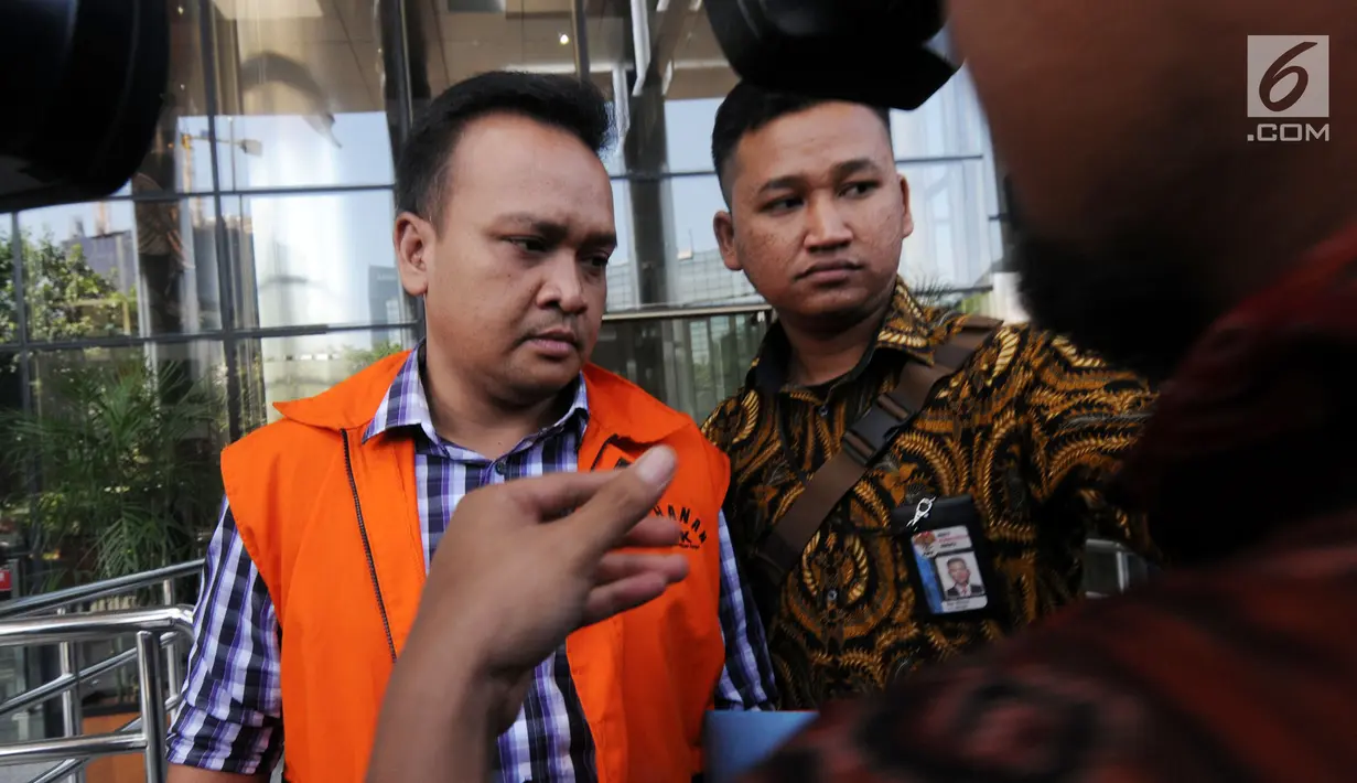 Ekspresi Direktur PT Murakabi Irvanto Hendra Pambudi usai menandatangani berkas P21 di gedung KPK, Jakarta, Jumat (6/7). Irvanto ditangkap terkait kasus dugaan korupsi proyek KTP Elektronik. (Merdeka.com/Dwi Narwoko)
