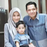 Dude Harlino berkumpul bersama bersama istri dan anaknya saat momen Lebaran. (Instagram @dude2harlino)