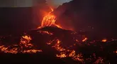 Aliran lava dari Gunung Etna saat erupsi di Catania, Sisilia Italia, Rabu, 12 Agustus 2026. (AFP/ Etna Walk)