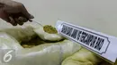 Petugas menunjukan barang bukti jamu yang mengandung Bahan Kimia Obat (BKO) di Direktorat Tindak Pidana Narkoba Bareskrim Polri, Jakarta, Senin (7/3/2016). (Liputan6.com/Yoppy Renato)