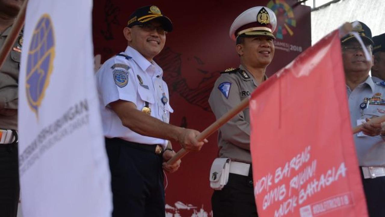 Sekretaris Jenderal Kementerian Perhubungan Djoko Sasono melepas peserta mudik gratis Kemenhub tahap pertama di Monas pada Sabtu (9/6/2018). (Dok Kemenhub)