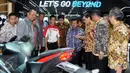 Wakil Presiden, Jusuf Kalla (tengah) melihat lihat produk salah satu motor yang dipamerkan di Indonesia Internasional Motor Show (IIMS) 2017 di Jakarta, Kamis (27/4). IIMS 2017 akan berlangsung hingga 7 Mei 2017. (Liputan6.com/Helmi Fithriansyah)