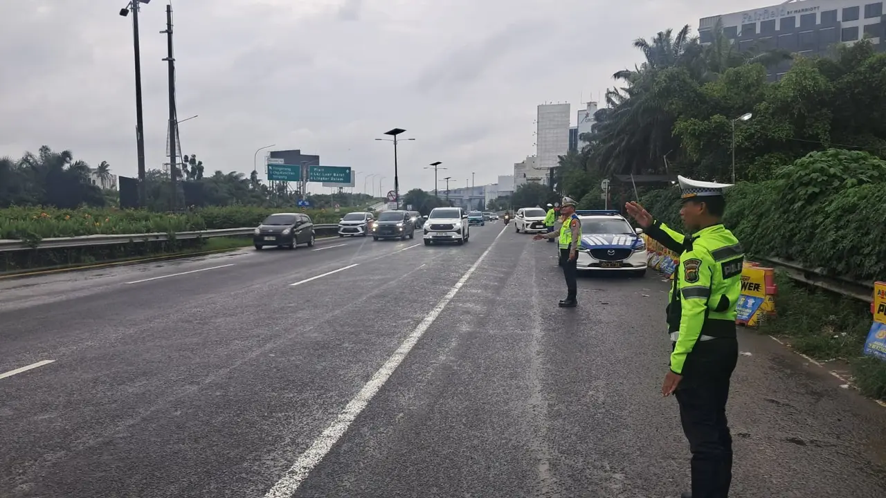 Hujan deras yang mengguyur wilayah Tangerang, khususnya di Bandara Internasional Soekarno-Hatta, tak membuat Ruas Tol Sedyatmo banjir.