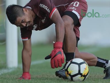 Pemain Persija Jakarta, Bambang Pamungkas mencoba menangkap bola saat berlatih menjadi kiper di Lapangan ABC, Senayan, Jakarta (09/04/2018). Persija akan melawan JDT pada PIala AFC 2018. (Bola.com/Nick Hanoatubun)