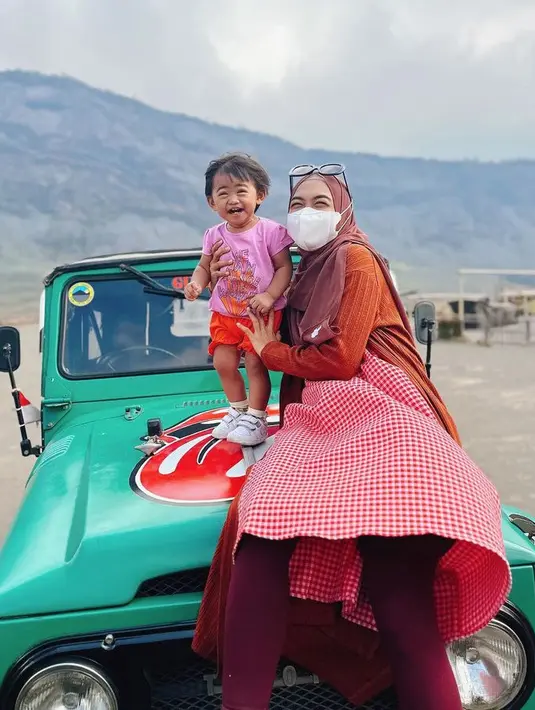 Ria Ricis mengajak Moana libur ke Bromo. Dalam potretnya terlihat pemandangan Bromo yang telah terbakar. [@riaricis1795]