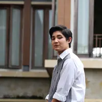 "Kalau scene berdua ada satu scene kan Rassya suka sama temen deket yang udah punya pacar, nah Ali ngingetin gitu. Pas Rassya galau Ali nemenin dan juga sebaliknya," lanjut Rassya di sela-sela syuting video klipnya.