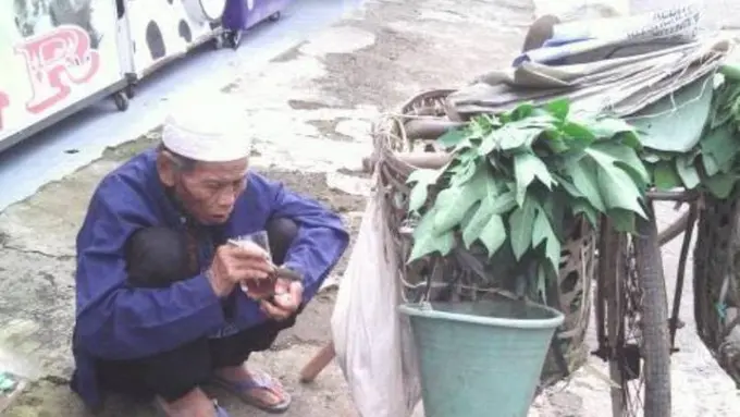 Tak sanggup Berjalan, Kakek Ini Masih Berusaha Jualan Kangkung