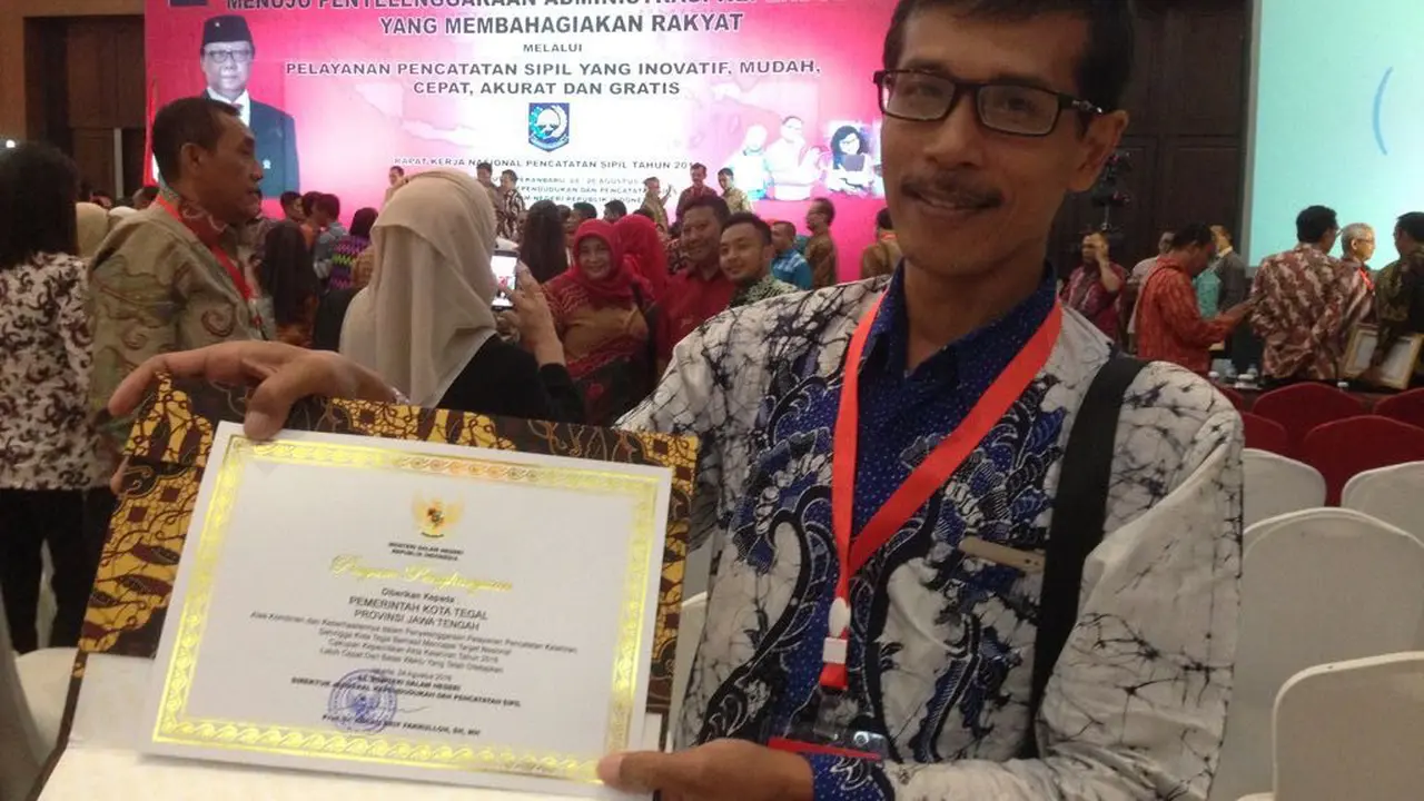 tegal mendapat piagam penghargaan dari Menteri Dalam Negeri Tjahjo Kumolo