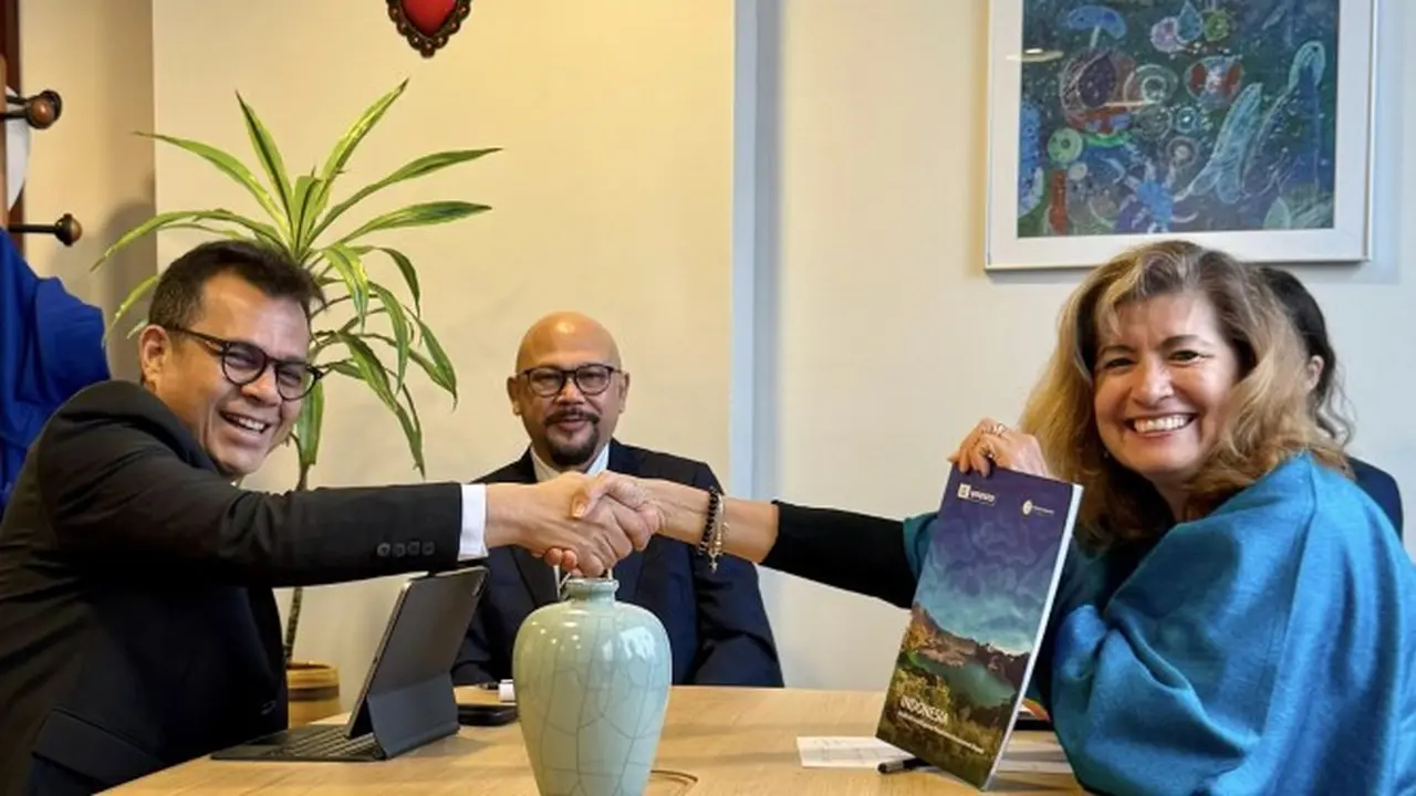 Wamenkomdigi Nezar Patria bertemu dengan Asisten Direktur Jenderal Bidang Ilmu Sosial dan Humaniora UNESCO Gabriela Ramos di Kantor UNESCO, Paris Prancis. Credit: Komdigi