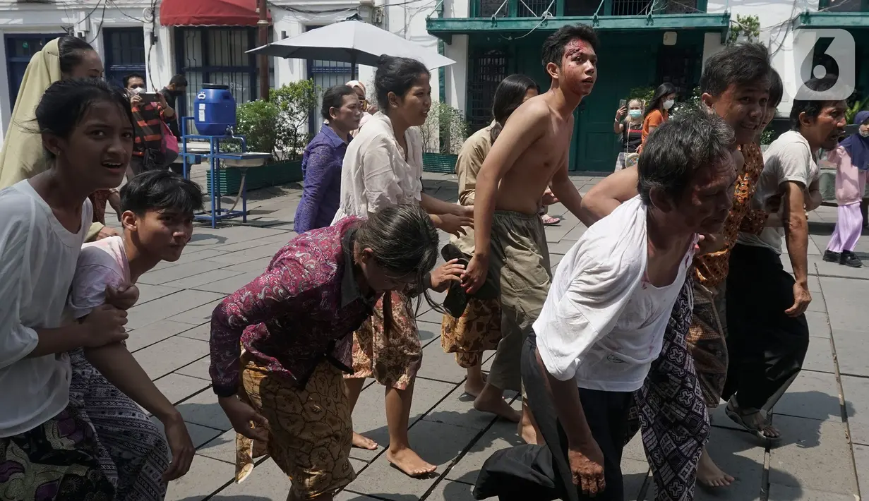 Sejumlah seniman teater dari Museum Sejarah Jakarta melakukan lakokan bertemakan Perjuangan Pangeran Diponegoro di Halaman Museum Fatahillah, Kota Tua, Jakarta Pusat, Minggu (24/10/2021). (Liputan6.com/Herman Zakharia)