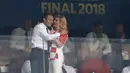 Presiden Kroasia Kolinda Grabar-Kitarovic (kanan) berbicara kepada Presiden Prancis Emmanuel Macron (kiri) selama pertandingan final Piala Dunia 2018 antara Prancis dan Kroasia di Stadion Luzhnik, Moskow, Rusia, Minggu (15/7). (AP Photo/Natacha Pisarenko)