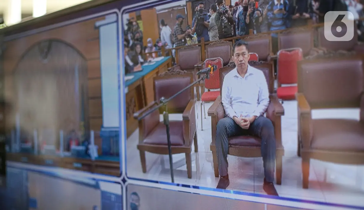 Terdakwa kasus pembunuhan Brigadir Yosua Hutabarat, Arif Rachman saat mengikuti sidang lanjutan di PN Jakarta Selatan, Jakarta, Selasa (8/11/2022). Dengan putusan ini, majelis hakim memerintahkan jaksa untuk melanjutkan pembuktian terkait perkara yang menjerat Arif Rachman dalam sidang pada Jumat (18/11/2022). (Liputan6.com/Faizal Fanani)