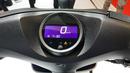 Dashboard motor ini menggunakan plastik berwarna hitam dengan adanya panel instrumen berbentuk bulat. Terdapat instrumen digital yang dapat menampilkan persentase baterai, kecepatan, jam, dan odometer. Indikator mode berkendara juga ada di panel instrumennya.