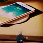 Salah satu fasilitas pada iPhone 8 terbaru milik Apple diluncurkan di Steve Jobs Theatre, California, Selasa (12/9). Fasilitas wireless charging pada kaca belakang untuk mengisi baterai pada ponsel tanpa menggunakan kabel. (AP Photo/Marcio Jose Sanchez)