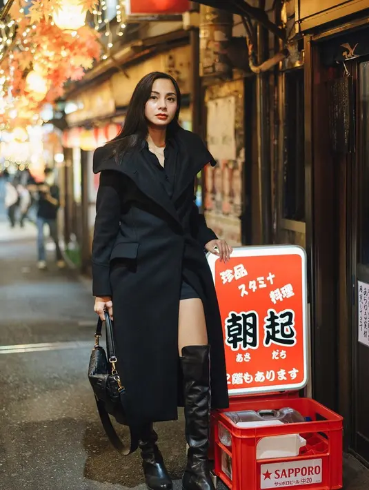 Kirana juga mengungkapkan jika dengan memakai sepatu boots, ia merasa aman dan nyaman untuk berjalan kaki. Selain itu, pakai sepatu boots juga tidak membuatnya kedinginan dan sakit untuk dibawa jalan lebih dari 10.000 langkah. Wanita yang hobi dengan diving ini pun selalu terlihat elegan dan memesona. (Liputan6.com/IG/@kiranalarasati)