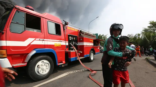 Kebakaran Kampung Bandan, Warga Saling Bantu Evakuasi Barang Berharga