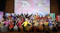 Para Peserta Dangdut Academy 3 berfoto bersama seusai jumpa pers Dangdut Academy di SCTV tower, Jakarta, Kamis (20/01).Peserta Dangdut Academy 3 kali ini berjumlah 36 peserta. (Liputan6.com/Herman Zakharia)