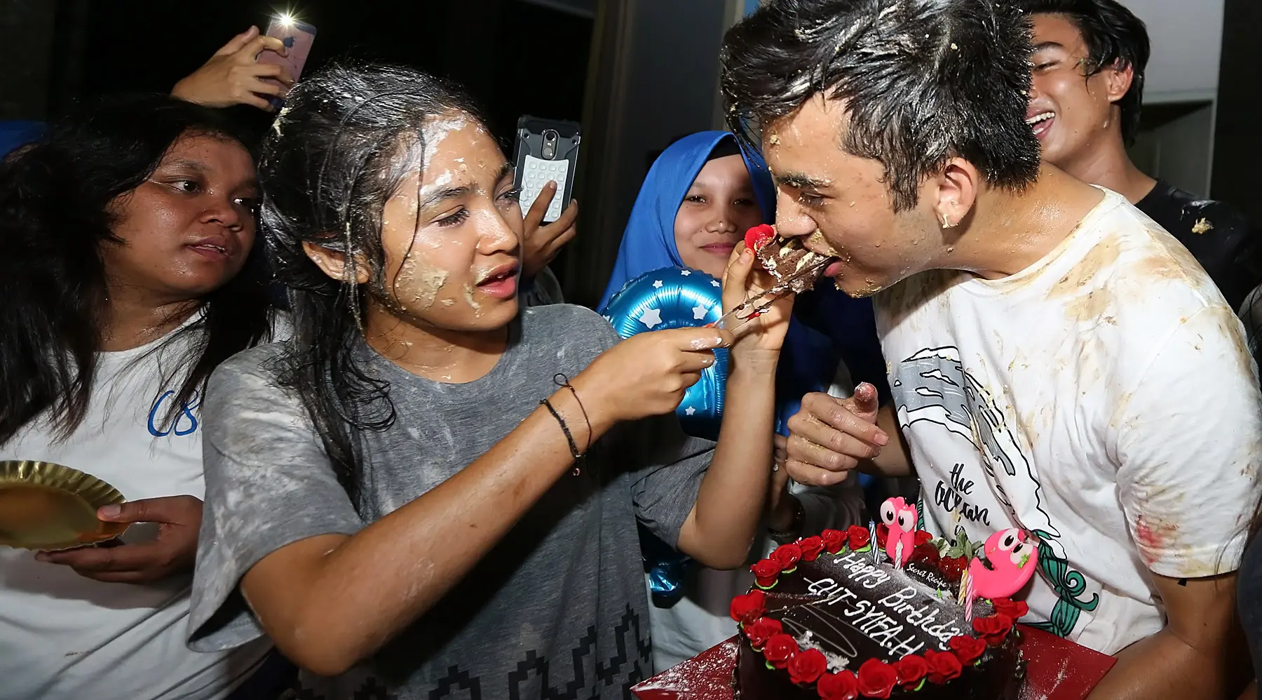 Cut Syifa memberikan potongan dan suapan pertama kue ulang tahunnya pada Rizky Nazar. (Bambang E Ros/Bintang.com)