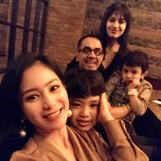 Beda Ibu, Ini 6 Potret Kompak Anak Bunga Zainal dan Kakak Sambungnya