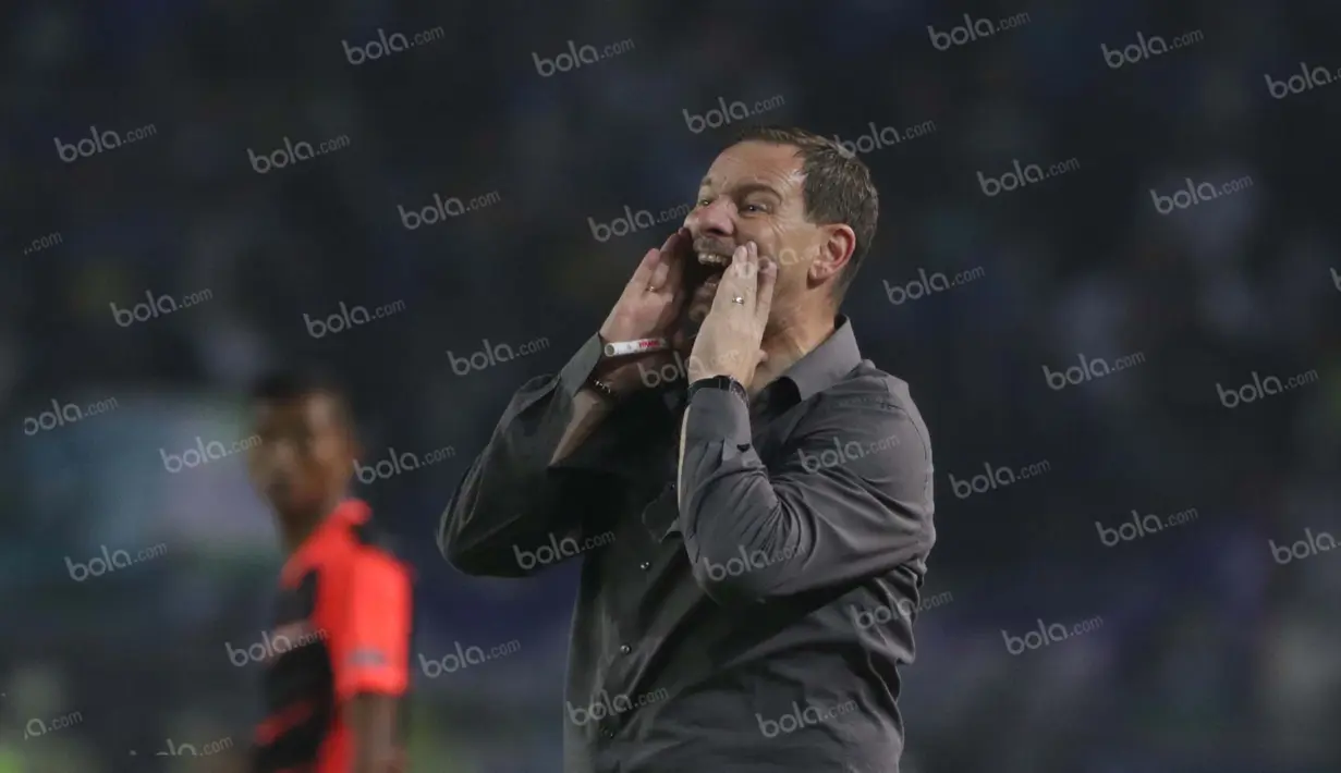 Pelatih Persib Bandung Dejan Antonic memberkan instruksi kepada anak asuhnya pada laga semifinal Torabika Bhayangkara Cup 2016 di Stadion Si Jalak Harupat, Bandung, Rabu (30/3/2016). (Bola.com/NIcklas Hanoatubun)