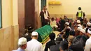 Jenazah almarhum Didi Widiatmoko alias Didi Petet sebelum disalatkan di masjid Baitul Qarim di kawasan Ciputat, Tangsel, Jumat (15/5/2015). Didi Petet meninggal di usia 58 tahun karena diduga menderita asam lambung. (Liputan6.com/Helmi Afandi)