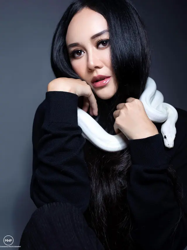 Gaya 10 Selebriti saat Pemotretan Bertema All Black, Tampil Elegan