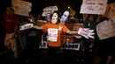 Sejumlah warga melakukan aksi protes di pusat kota Lima , Peru , 15 Maret 2016. . Mereka memprotes calon presiden Keiko Fujimori untuk ikut pemilu presiden Peru. (REUTERS / Guadalupe Pardo)