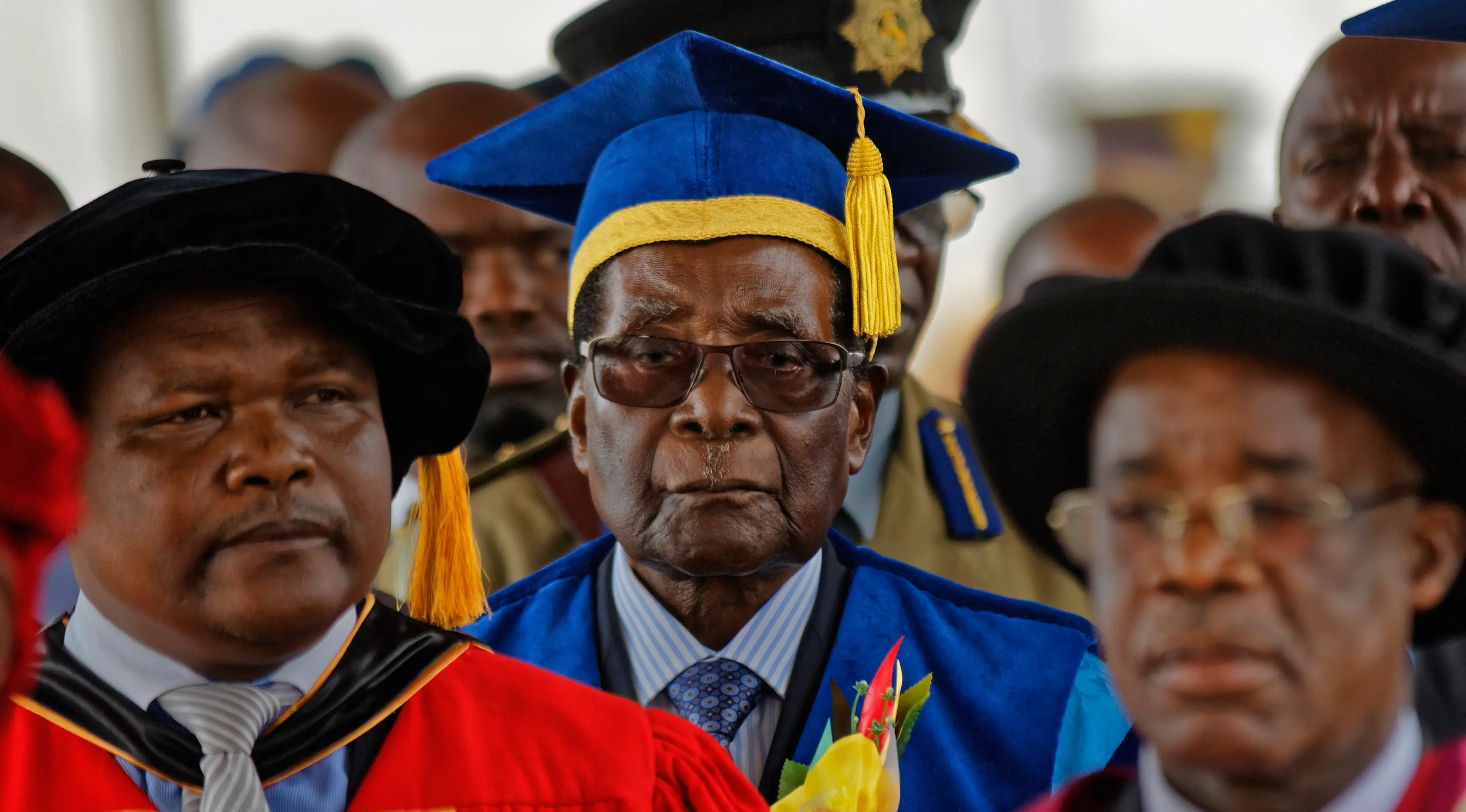 Presiden Zimbabwe, Robert Mugabe tiba untuk menghadiri upacara wisuda mahasiswa Universitas Terbuka Zimbabwe di pinggiran Harare, Jumat (17/11). Pasca berstatus sebagai tahanan rumah, untuk pertama kali Mugabe muncul di muka publik. (AP Photo/Ben Curtis)
