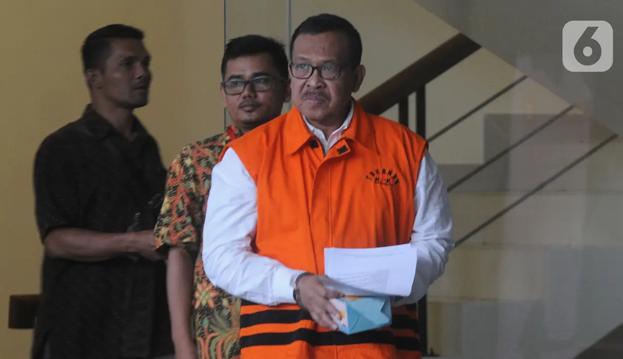Agus Suryanto, staf khusus Bupati Kudus Muhammad Tamzil berjalan keluar akan menjalankan salat jumat saat diperiksa penyidik di Gedung KPK, Jakarta, Jumat (22/11/2019). Agus Suryanto diperiksa sebagai tersangka terkait kasus suap pengisian jabatan perangkat daerah Kabupaten Kudus tahun 2019. (merdek