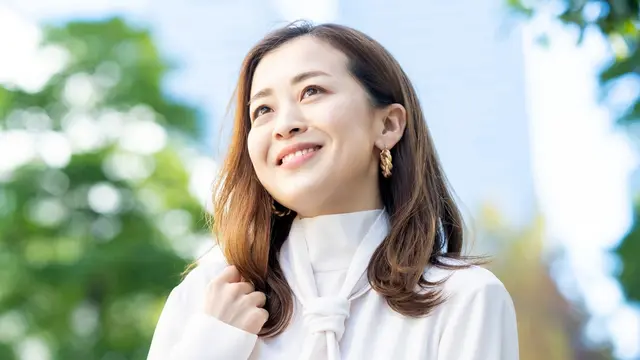 cantik tersenyum bahagia karir bekerja