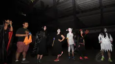 Sejumlah orang melakukan perayaan Halloween di kawasan Stadion Gelora Bung Karno, Jakarta, Kamis (30/10/2014). (Liputan6.com/Helmi Fithriansyah)