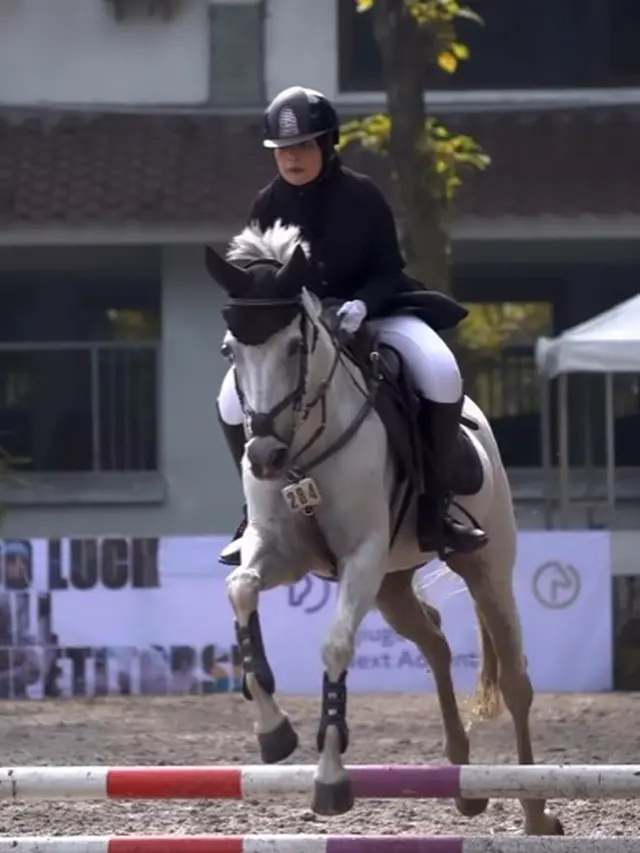 Shireen Sungkar pakai seragam berkuda (Instagram/shireensungkar)