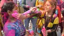 Anak-anak umat Hindu bermain dengan bubuk berwarna ketika merayakan festival keagamaan Holi di Kuil Swupramayan Kalupur, Ahmedabad, Rabu (20/3). Walaupun Holi merupakan festival Hindu, namun seluruh penduduk India merayakannya. (SAM PANTHAKY / AFP)