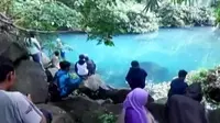Puluhan orang dari berbagai daerah datang untuk melihat Danau Cilembang atau Danau Biru di Sumedang.