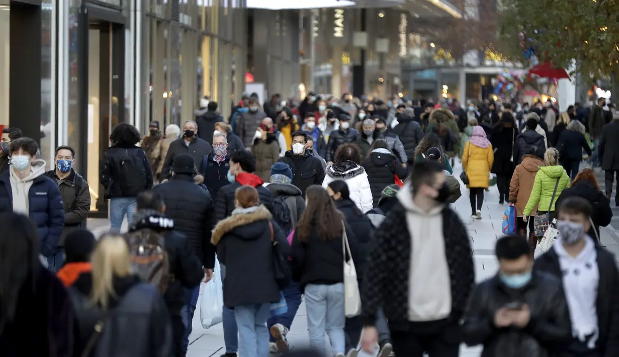 Orang-orang melewati zona pejalan kaki utama di Frankfurt, Jerman, Senin (14/12/2020). Pekan ini, Kanselir Jerman Angela Merkel memohon pada warga agar membatasi kontak sosial menjelang libur Panjang Natal dan Tahun Baru di tengah lonjakan kasus COVID-19. (AP Photo/Michael Probst)