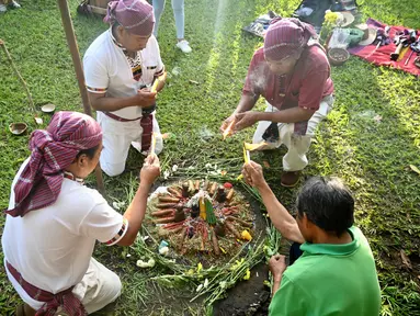 Masyarakat adat berpartisipasi dalam upacara memperingati Hari Internasional Masyarakat Adat Sedunia, di El Llanito, di Izalco, 70 km barat San Salvador (9/8/2022). Hari Internasional Masyarakat Adat Sedunia dirayakan pada 9 Agustus setiap tahun untuk meningkatkan kesadaran dan melindungi hak-hak populasi masyarakat adat dunia. (AFP/Sthanly Estrada)