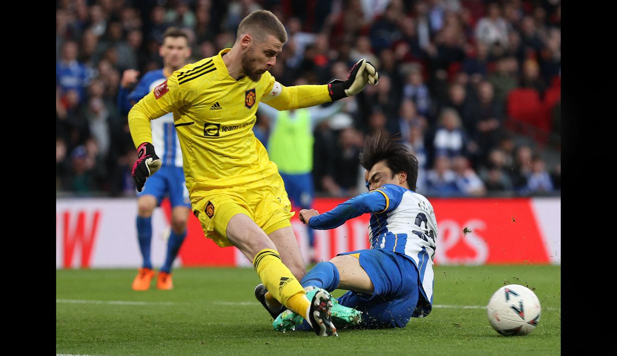 <p>Penjaga gawang Manchester United, David de Gea (kiri), berhasil menggagalkan tendangan dari pemain Brighton, Kaoru Mitoma, dalam pertandingan pertandingan lanjutan Liga Inggris 2022/2023 yang berlangsung di Wembley Stadium, Minggu(23/4/2023). (AFP/Adrian Dennis)</p>