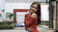 Pedangdut Pamela Safitri Duo Srigala berpose saat difoto di kawasan Jakarta, Jumat (2/3). Dalam kesempatan itu Pamela menceritakan tentang asuransi salah satu bagian tubuhnya. (Liputan6.com/Faizal Fanani)