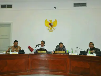 Presiden Joko Widodo di dampingi Wakil Presiden Jusuf Kalla saat rapat terbatas di Istana, Jakarta, Rabu (11/1). Rapat terbatas terebut membahas restorasi lahan gambut. (Liputan6.com/Angga Yuniar)